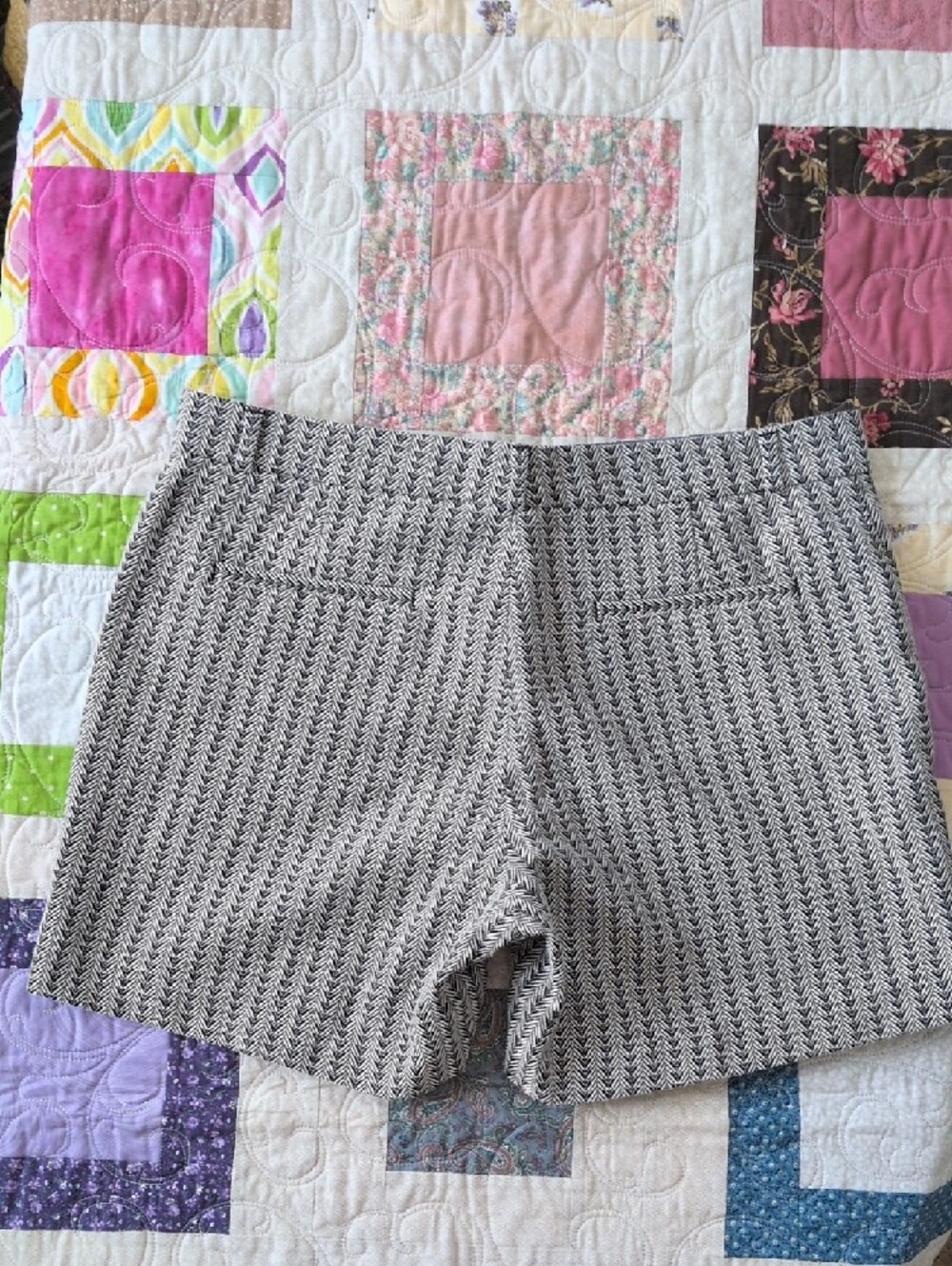 Banana Republic Black and White Chevron Shorts - Picture 5 of 11